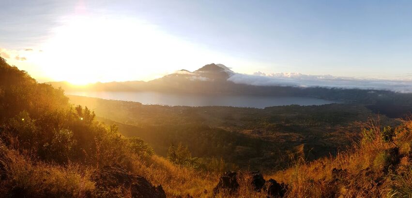 Beklim de mount Batur vulkaan op Bali Indonesië